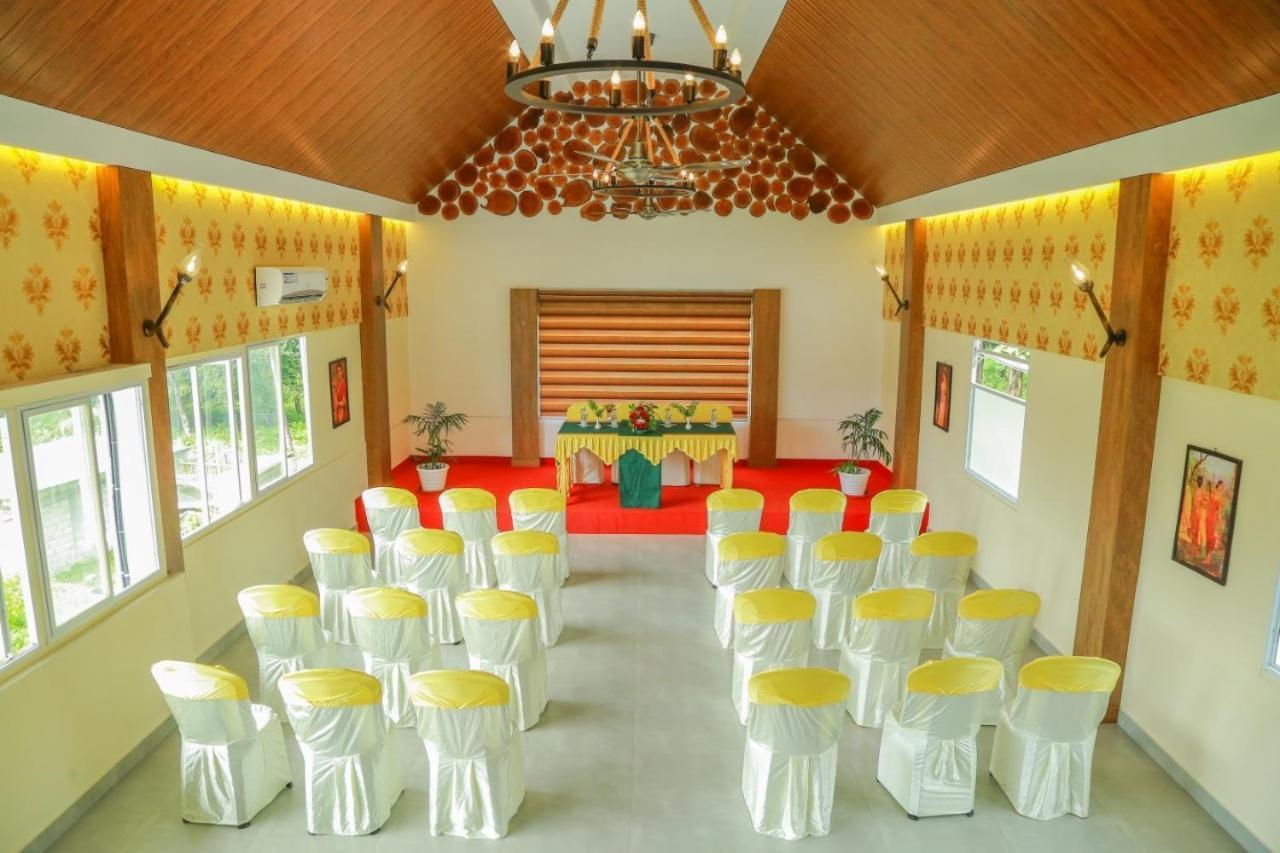 Athirappilly Polaris Resort Kizhake Chālakudi Buitenkant foto