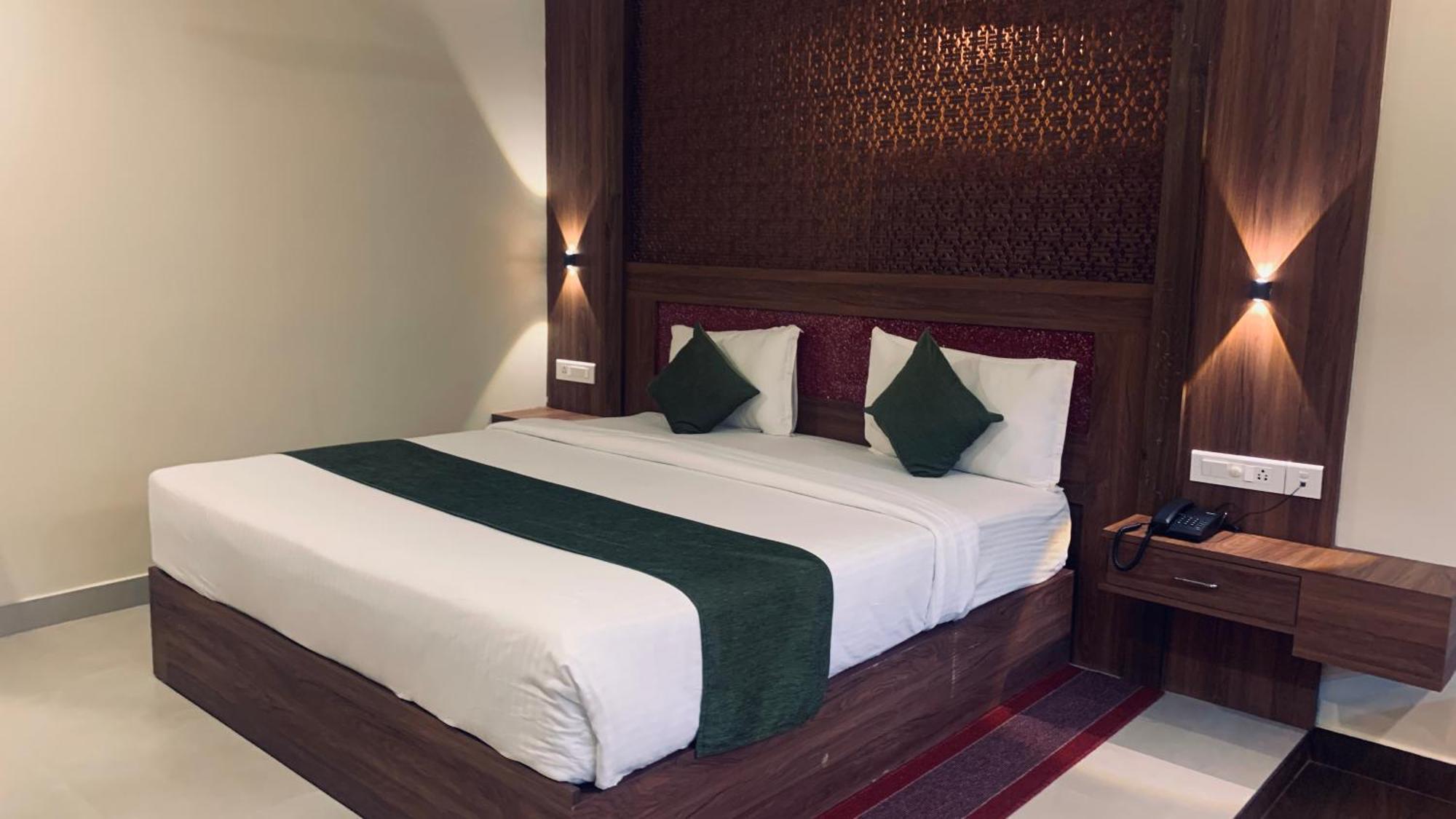 Athirappilly Polaris Resort Kizhake Chālakudi Buitenkant foto